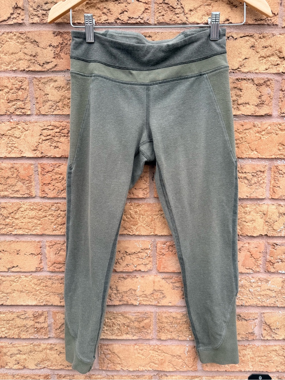 💫2/$25 •  Lululemon Fatigue Green Refine Crop Leggings